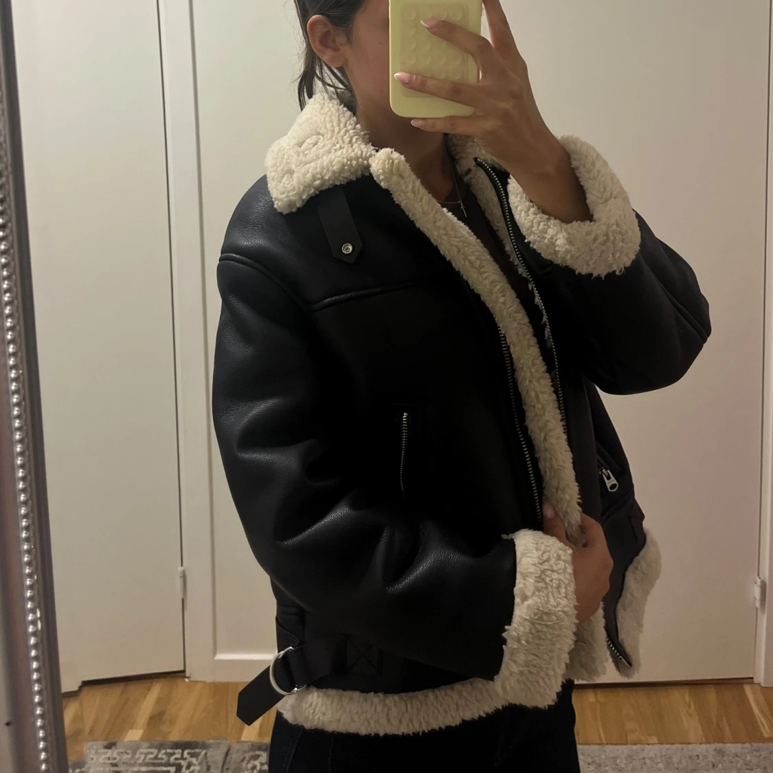 Svart pälsfodrad skinnjacka - 1