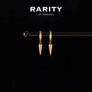 Spike Earring - Gold: Guldörhängen med nitar - Otroligt snygga örhängen med nitar i rostfritt stål!! Örhängena är i fin guldig färg och passar så bra för att piffa upp en outfit och lägga till en extra detalj🪽Likt alla andra våra smycken tål dessa örhängen vatten och håller sitt glans länge!! Vid frågor eller funderingar - välkommen att skriva till oss🪽