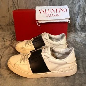 Valentino open - Valentino open - 43 | Sulan i skon: 28 cm | Skick: Mycker bra skick | Tillbehör: Valentino dustbag, box | Bara att skriva vid frågor, pris går att diskutera