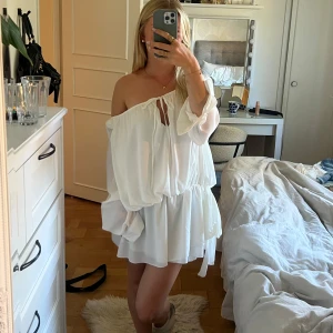 Vit offshoulder kortklänning design by si - Säljer denna populära klänningen från design by si. Använd en gång🥰