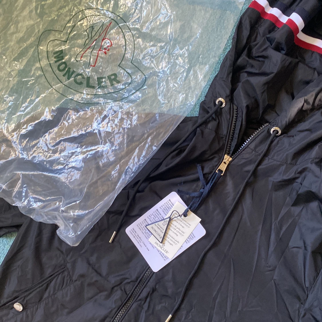 Svart vindjacka från Moncler med huva - 3