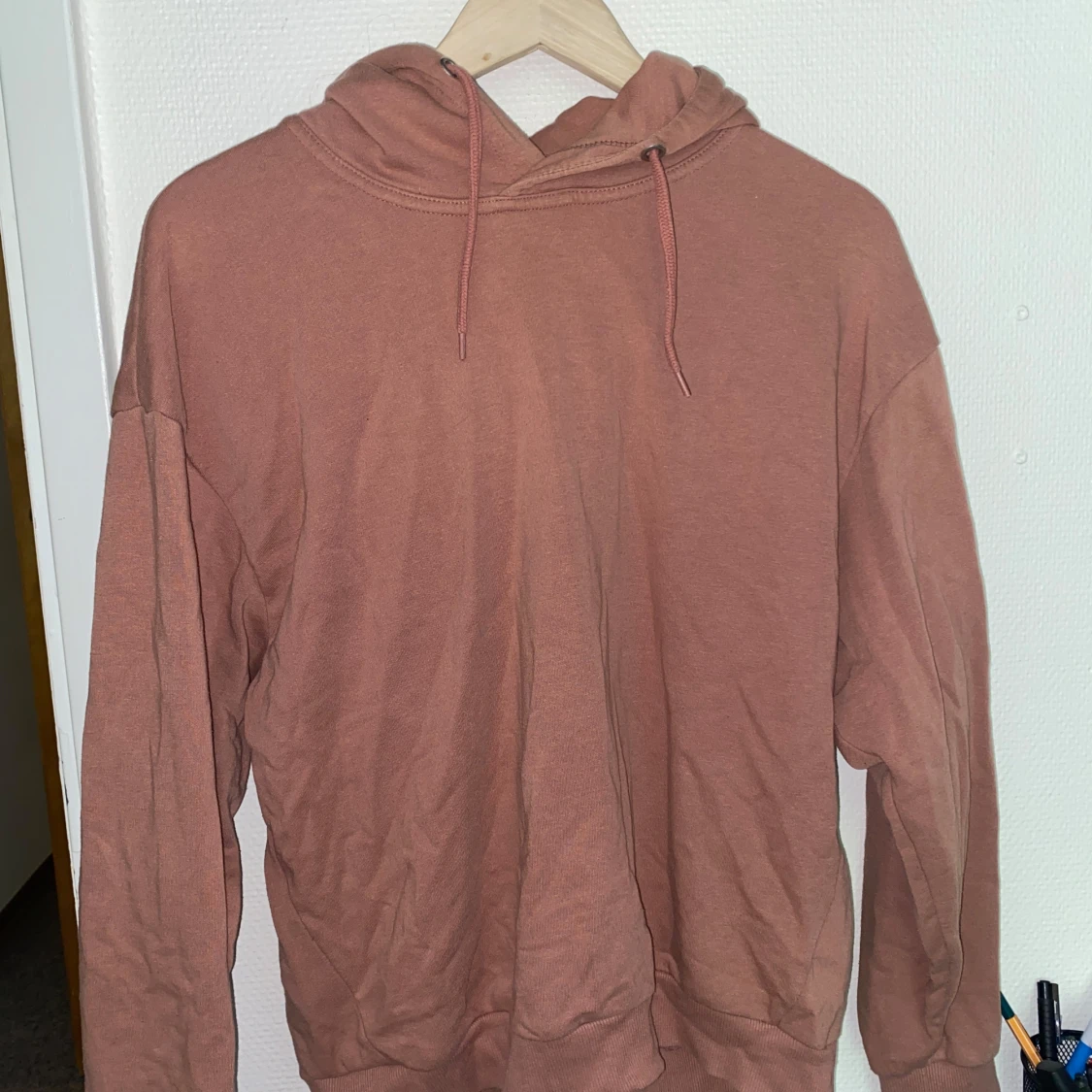 Rosa hoodie med huva och snörning