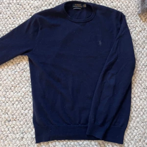 Mörkblå merinoullströja Polo Ralph Lauren🙌🤩 - Mörkblå merinoullströjs från Polo Ralph Lauren som är i storlek S. 🙌🤩 Passformen är Slimfit ✅