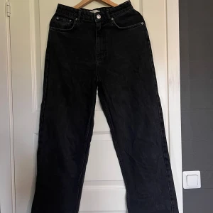 Gina Tricot straight leg jeans - Säljer ett par svarta jeans från Gina Tricot Premium Denim. 