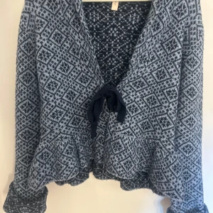 Blå mönstrad kofta från Nelly - Hej! Jag säljer denna kofta från Nelly eftersom jag inte fått användning av den. Bara använt 2 gånger! Nypris 399kr✨Mitt pris 250kr🩷 