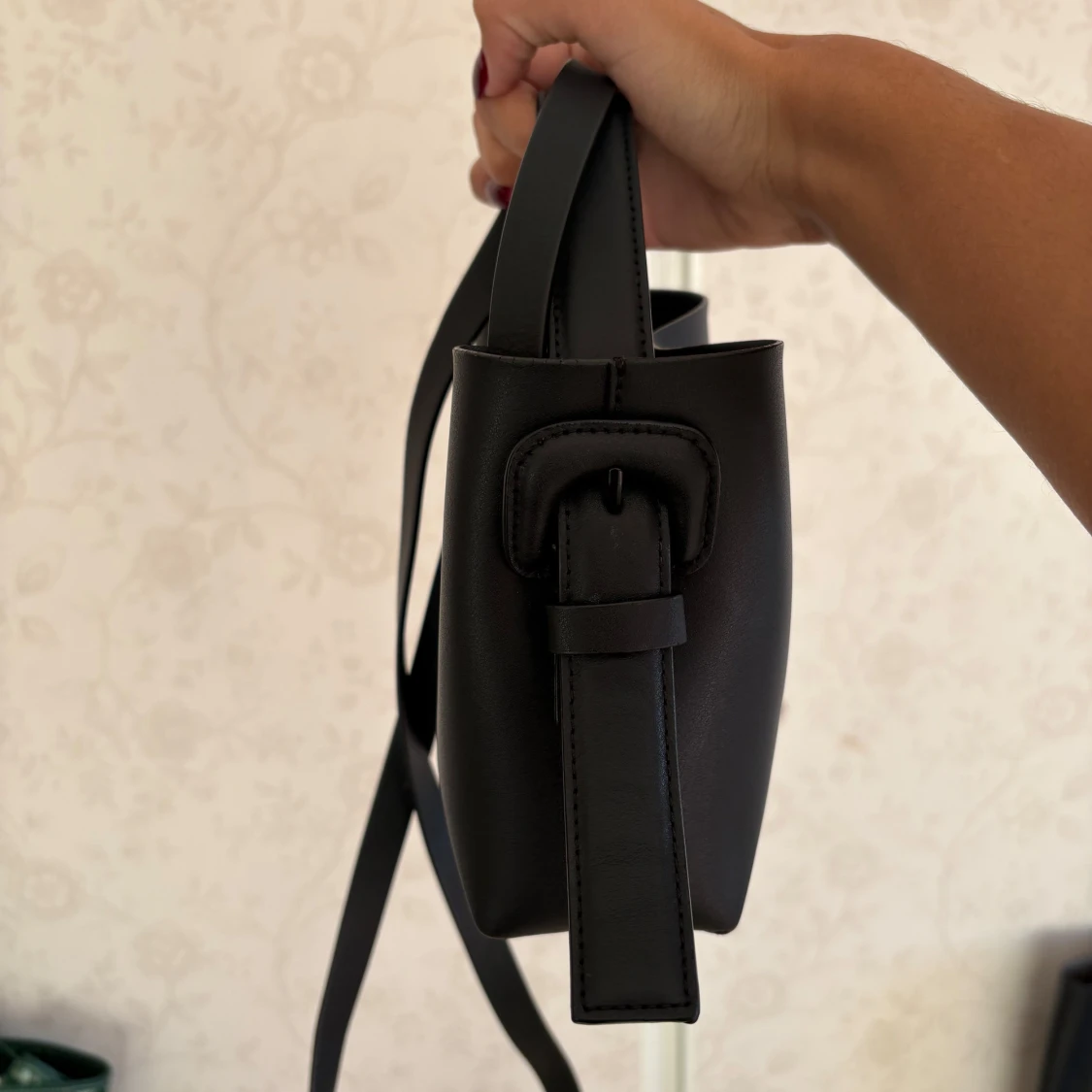 Svart handväska från ARKET i skinn - 1