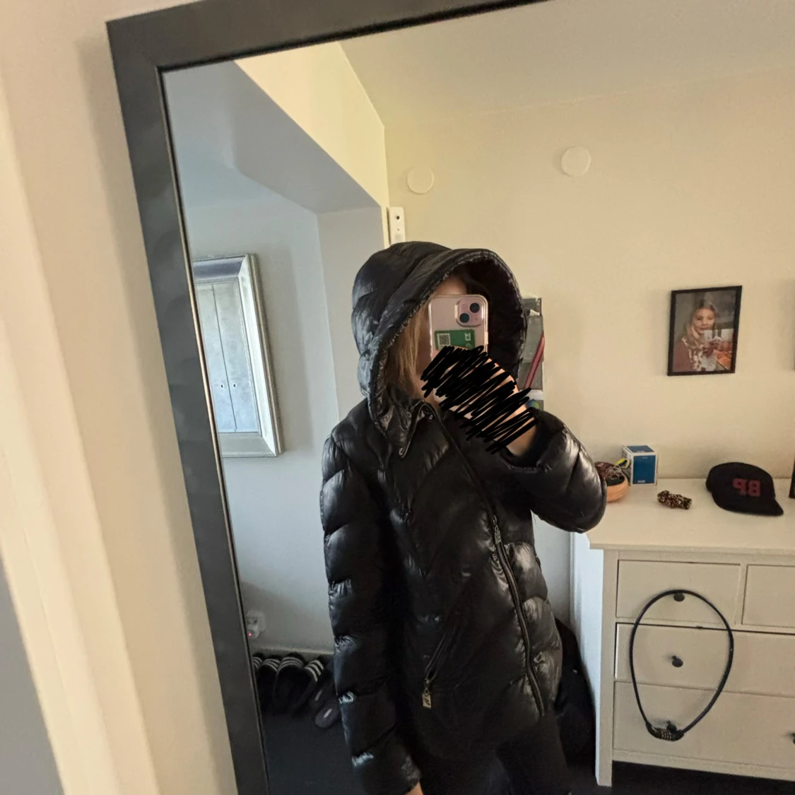 Svart pufferjacka med huva - 1