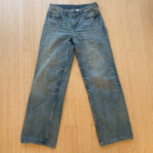 Jeans Ample Weekday   - Intressekoll på dessa ljusblå jeans från Weekday i modellen Ample som tyvärr är lite för små. Köpta i butik i maj, nypris 590 kr. Sömnen har gått upp lite längst ned på höger ben ( bild 5) men inget som syns särskilt mycket, de ser i princip nya ut annars! 💕