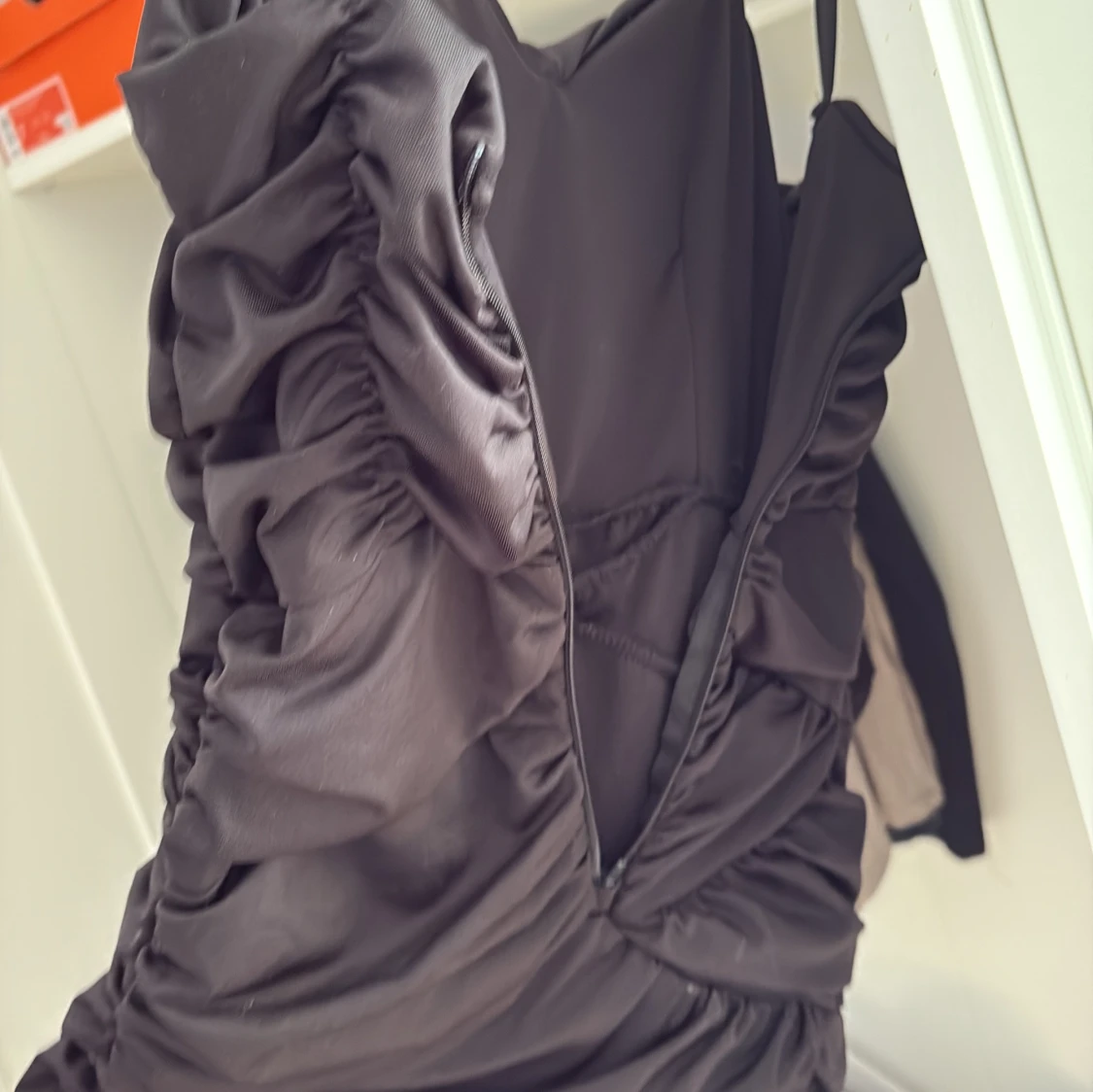 Svart ruched kort klänning - 2