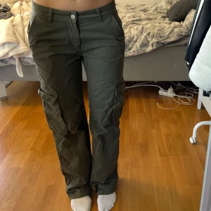 Lågmidjade cargo pants  - Super lågmidjade cargo byxor. Använda 2-3 ggr.