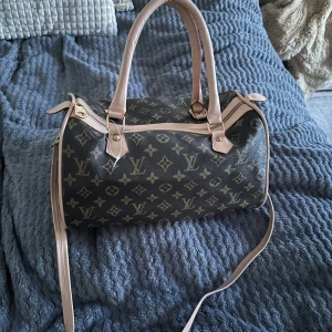 Brun mönstrad väska  - Aldrig använd!