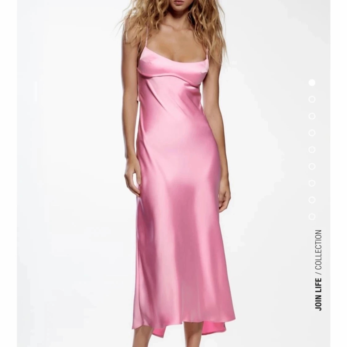 Rosa långklänning i satin från Zara