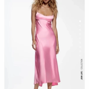 Rosa långklänning i satin från Zara - Supersnygg rosa långklänning från Zara i glansigt satinmaterial. Helst slutsåld och endast andvänd en gång❣️