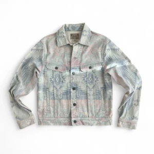 Ralph Lauren vintage jeansjacka med slitningar  - Unik jeansjacka från Polo Ralph Lauren med pastelligt mönster i blått, rosa och beige. Klassisk modell med knappar framtill, bröstfickor och slitna detaljer för en cool vintagekänsla. Perfekt för dig som vill sticka ut med en statementjacka. Storlek M men passar S 