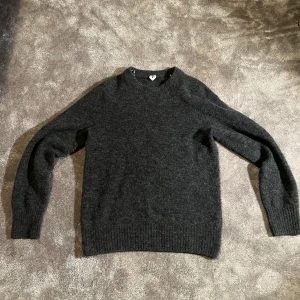 Stickad tröja från arket - Säljer en otroligt fet tröja från arket. Helt nytt skick, storlek Xs men sitter ändå lite mer som S skulle jag säga. Tröjan är också väldigt unik, har av er vid frågor