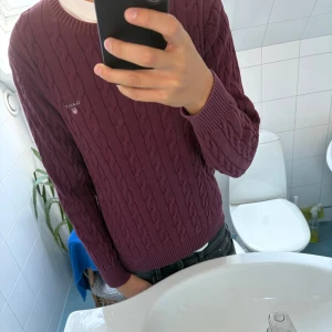 Gant Kabelstickad tröja - Tja! Säljer en fet tröja från Gant. Bra passform och skön färg. Storlek M sitter som S. Nypris 1600kr. Hör av dig vid funderingar!