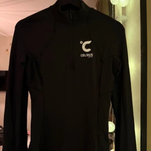 Lululemon tränings tröja  - Super skön tröja från Lululemon x Celcius, aldrig använd. Passar mig som är S