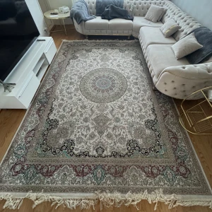 2st mattor  - Bilderna visar en vacker matta med klassiskt orientaliskt mönster i beige, vinrött, grönt och blått. Mattan har en stor central medaljong och detaljerade bårder. Fransen är något sliten men mattan ser annars välvårdad ut. Perfekt för vardagsrum eller större rum för en elegant känsla. Priset och om ni vill ha bara ena mattan kan vi diskutera. 