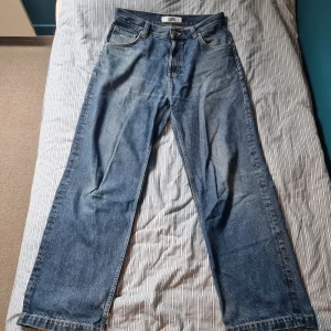 Tommy hillfiger jeans - Feta baggy tommy hillfiger jeans. Rättså slitna, heeldrags osv. Säljer för att de är lite för små. Nypris 1600. Pris går att diskutera.