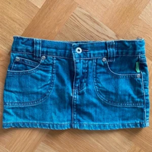 Blå jeanskjol med fickor - Supper Snygg blå jeanskjol. Den har 2 snygga fickor där bak. Jag vet inte vad det är för storlek men jag tror att det är ca xs - xxs. Dragkedjan går tyvärr inte att dra up helt, men det är inget som syns när man har på sig den. Den är mycket sällan använd och är i mycket bra skick. Pris går så klart att diskutera 💕💕