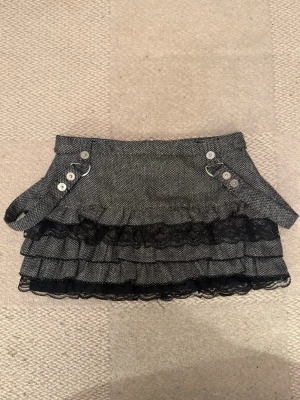 Cool kjol - Jätte cool kortkjol, den är grå, lite glittrig och har svart spets <3  Sydd för att passa xs! Mycket bra skick❤️❤️❤️