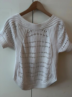 Vit stickad topp från EDS Collection - Säljer en vit stickad topp från EDS Collection i storlek S. 