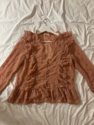 Söt rosa blus - Gullig prickig rosa blus från H&M. Den har små prickar lite blommig brodyr och fransar! Perfekta blusen för sommaren!