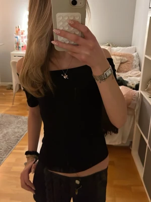 Off shoulder topp💞 - Säljer denna jätte fina svarta off shoulder toppen ifrån H&M. I storlek XS. Jätte fina skick 💞💞💞💞😽😽😽😽