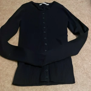 Blå ribbad kofta  - Blå kofta, storlek S men är ganska tight (stav) så passar xs också, helt nytt skick aldrig använd, inga fläckar skriv om ni har funderingar