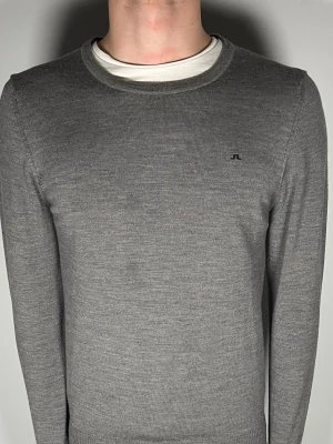 J.Lindeberg merinoull tröja - Säljer en riktigt snygg och trendig J.Lindeberg tröja i 100% merinoull och i fint skick, storlek M, vid frågor är det bara att skriva //Gramenti