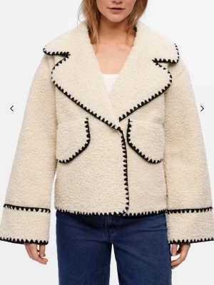 Objshiren teddy jacka - Använt några gånger, men fortfarande i bra skick. Passar bra nu i vintern och våren, gosig och skön teddy jacka!