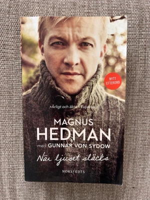 När ljuset släcks - En ärlig och gripande bok om livet efter en framgångsrik fotbollskarriär. Magnus Hedman berättar om utmaningar, drömmar och motgångar, och ger en inblick i vad som händer när rampljuset slocknar. Perfekt för dig som gillar sport och personliga berättelser.