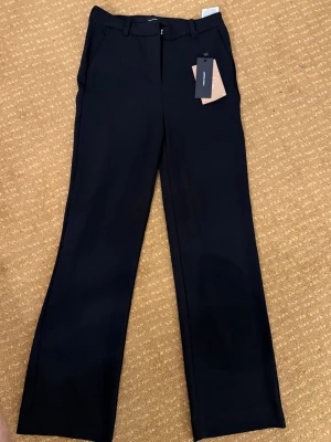 Svarta kostymbyxor från Vero Moda - Snygga svarta kostymbyxor från Vero Moda. Köpta för 399kr och aldrig använda. Storlek S/34 men passar även mig som använder 36 ibland. Säljer på grund av att de inte kommer till användning. Hör av er vid  frågor💞