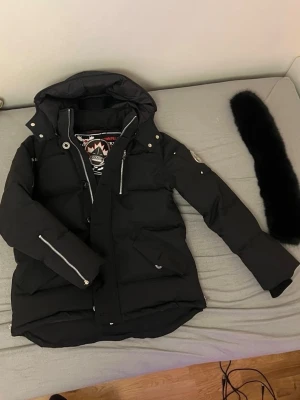 Svart Moose Knuckles pufferjacka S - Perfect quality super warm and sits perfectly. It’s very great for a gift or for a someone speciell or for yourself which looks superb in pictures brand new can always discuss price never ever ever used ever 