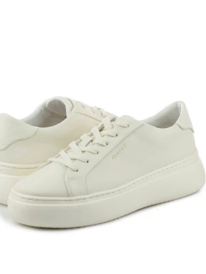Vita sneakers från GANT med plattform - Säljer ett par stilrena vita sneakers från GANT med plattformssula och snörning. Skorna är tillverkade i skinn och har en rund tå. Perfekta för dig som gillar minimalistisk design och vill ha ett par sneakers som sticker ut med sin chunky sula. Använda enstaka gång