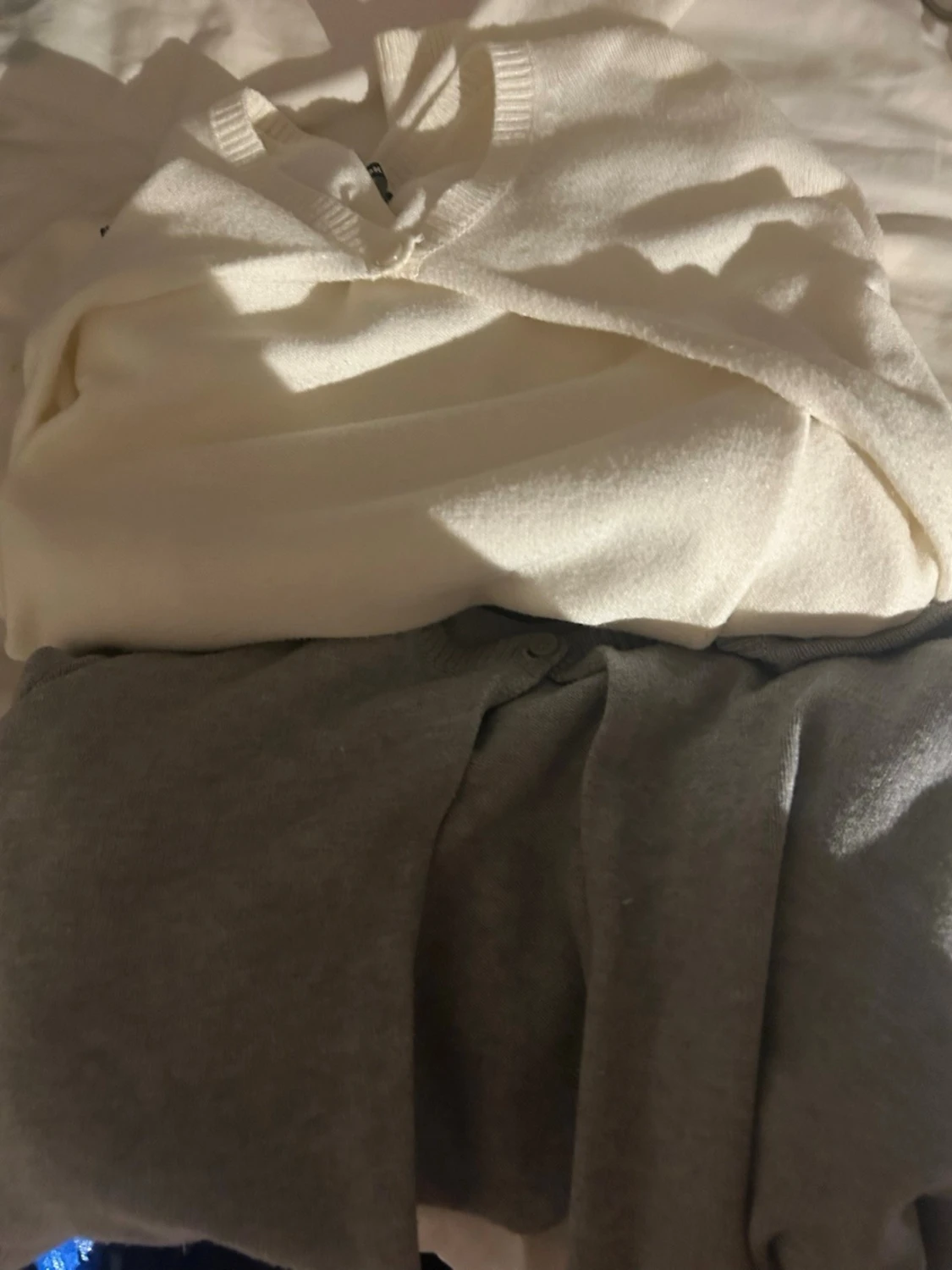 Grå och vit kofta med knapp - 2