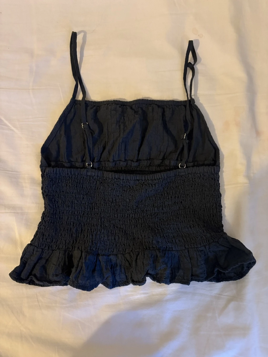 Mörkgrå smockad linnetopp med volang - 2