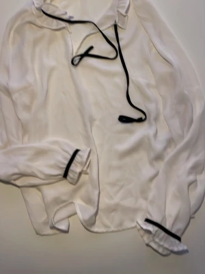 Söt tunn blus från Gina  - Trevlig klassisk outfit, tunnt material med dina marinblå detaljer.