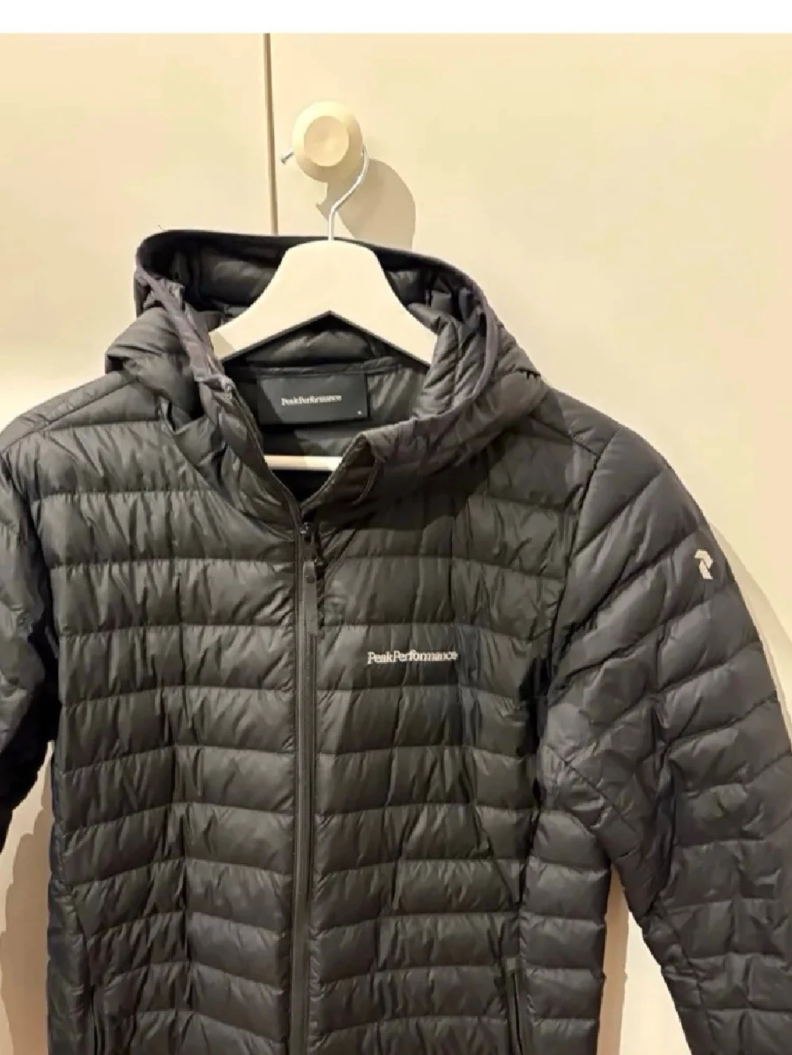 Svart dunjacka Peak Performance