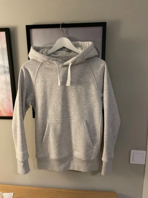 Russemerch Hoodie - Säljer en hoodie från Russemerch i storlek S, bör även passa xs! Den är endast använd cirka 5 ggr och tvättad 1 gång🙌 Skriv vid funderingar!