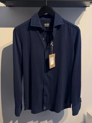 Sonrisa Skjorta  - Tja! Säljer helt ny sonrisa skjorta i färgen navy blue! Storlek S, nypris 2599kr 