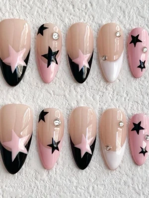 ✨Handgjorda lösnaglar✨ - Skriv gärna vid beställning, frågor eller ösnkemål, storlek! French tip med stjärnor och diamanter i rosa och svart design!✨💖