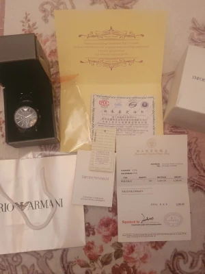 Helt ny oanvänd Emporio Armani klocka i svart färg. - En helt ny oanvänd fin klocka för stil med box osv.