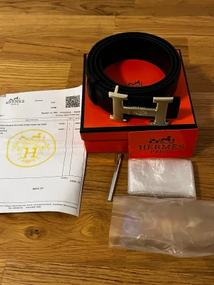 H-bälte  - Hej! Säljer en svart H bälte, den kommer med låda kvitto och kort, om ni har funderingar skriv, skickar paket inom 24 timmar.