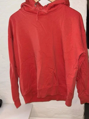 Korallfärgad hoodie - Hoodie med luva i väldigt fin korallfärg. Varm, bekväm och skönt material.