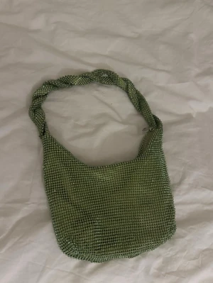 Grön väska  - Grön glittrig partyväska från Zara, säljer för 300kr 🥝