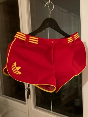 Röda vintage Adidas shorts - Säljer ett par retro Adidas-träningskorts i mycket gott skick för 200kr. Storlek 36. 