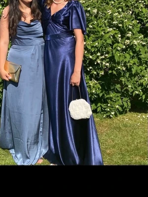 Marinblå balklänning  - Mörkblå balklänning i storlek 40 tall passar någon som är 185 👠 Använd en gång! Obs bandet som är med på vissa av bilderna följer inte med!!