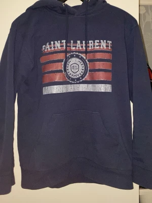 Saint Laurent hoodie - Säljer min saint Laurent hoodie i storlek M och som är i ny sick