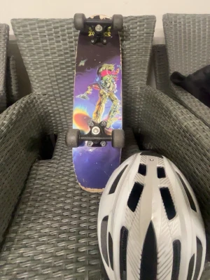 Skateboard - Köpt för jätte längesen använda inte så mycke du får med hjälmen 